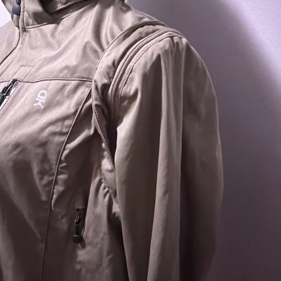 women's lightweight softshell hiking jacket with detachable sleeves and hood - Picture 4 of 7